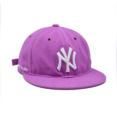 Mũ Snapback màu hồng có cạnh phẳng với tự đóng vải và logo thêu 3D