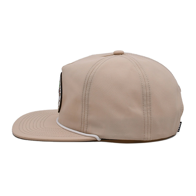 Mũ Snapback nhẹ, dễ thở, với nút đóng bằng nhựa và miếng dán thêu